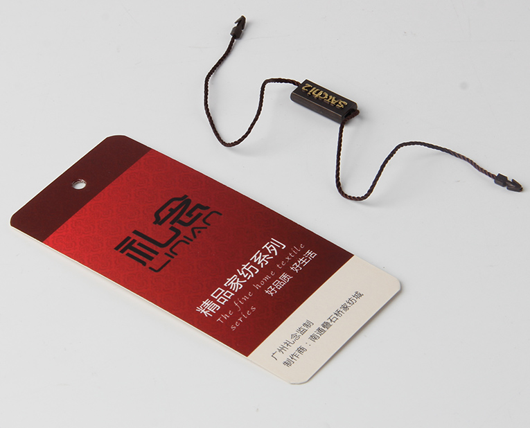 衣服吊牌在定做時出幺蛾子，制造商這樣做不懼怕劃痕