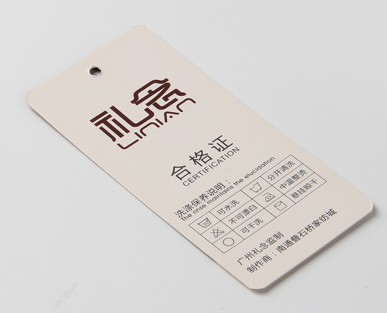 衣服吊牌在定做時出幺蛾子，制造商這樣做不懼怕劃痕