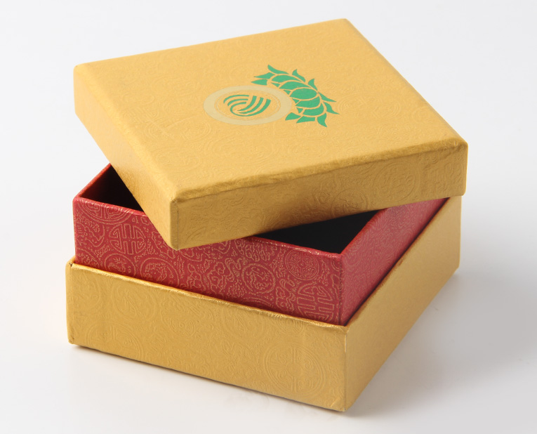 代表化妝品盒子廠家的老師傅，仔細(xì)比對(duì)3個(gè)小時(shí)，只為品質(zhì)