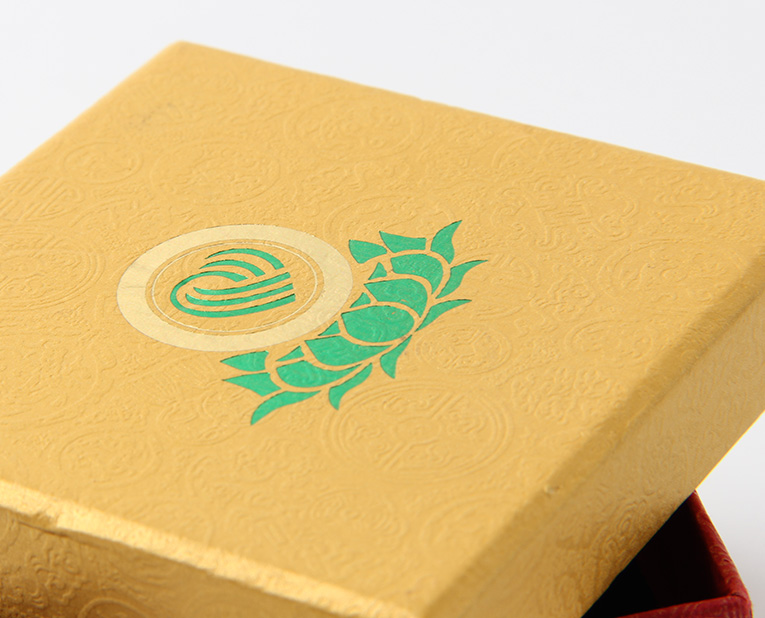 代表化妝品盒子廠家的老師傅，仔細(xì)比對(duì)3個(gè)小時(shí)，只為品質(zhì)
