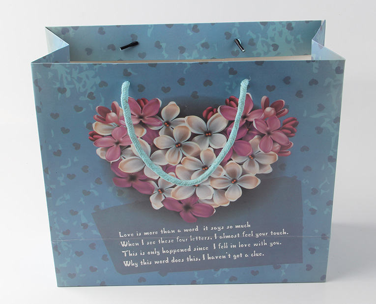 衣服的禮品袋在年底廠家?guī)煾狄ＷC黏度，需要很大功夫