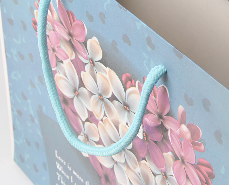 衣服的禮品袋在年底廠家?guī)煾狄ＷC黏度，需要很大功夫