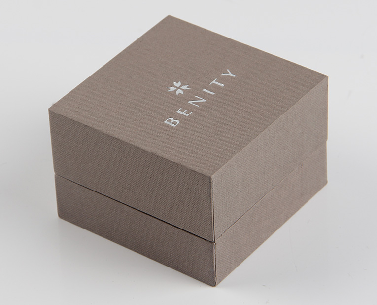 珠寶精裝盒廠寄過來的樣品，你得聽我的這樣檢查才行！