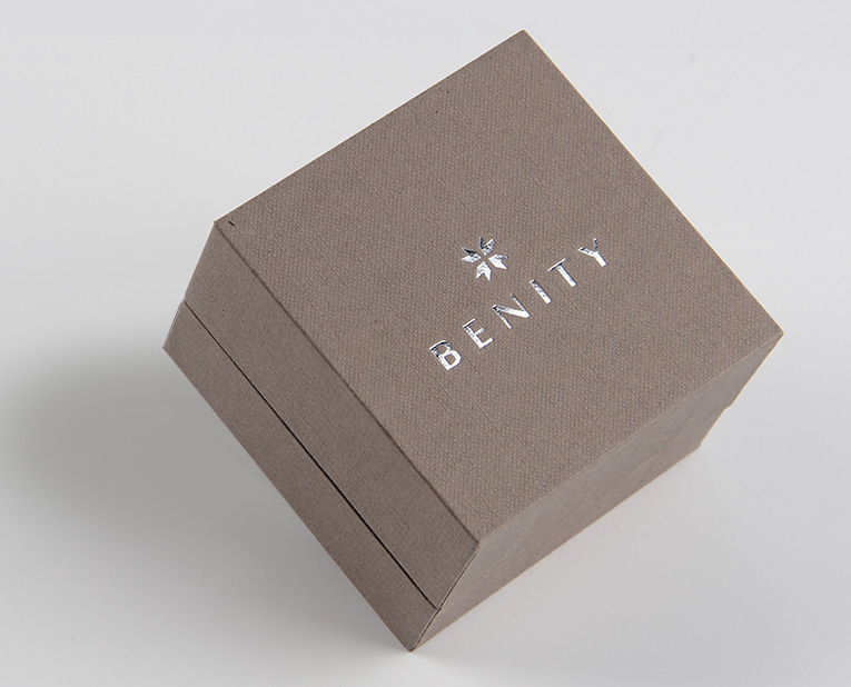 珠寶精裝盒廠寄過來的樣品，你得聽我的這樣檢查才行！