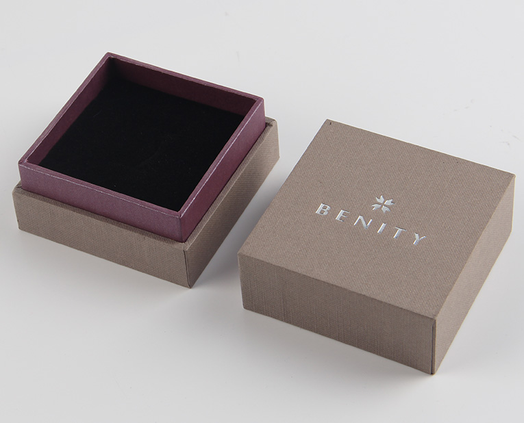 珠寶精裝盒廠寄過來的樣品，你得聽我的這樣檢查才行！