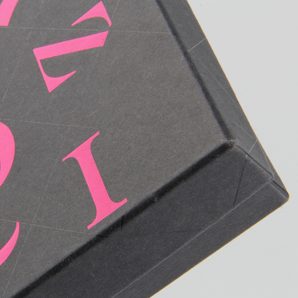 如果內(nèi)衣精裝盒廠是細心分析你的特種紙，是不會出現(xiàn)粘壞的